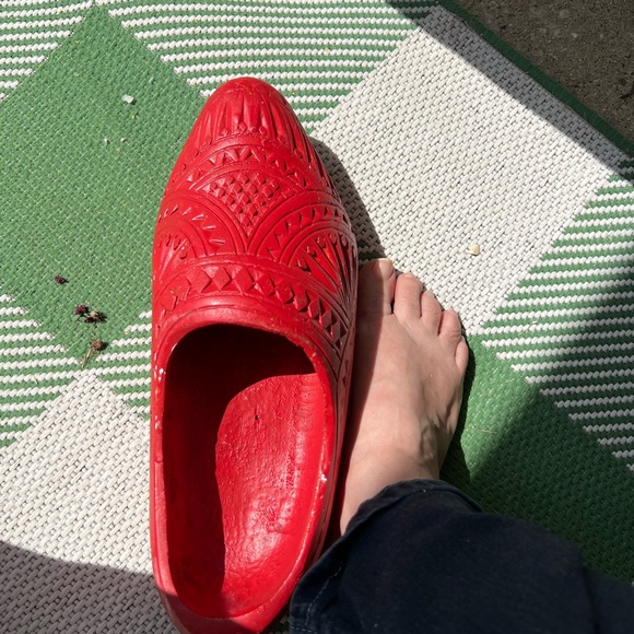 Red Dutch wooden shoe Very large,mostly decorative unless you have a large foot - Picture 14 of 14